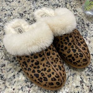 Ugg Scuffette II leopard size 7 women’s Leopard slippers
